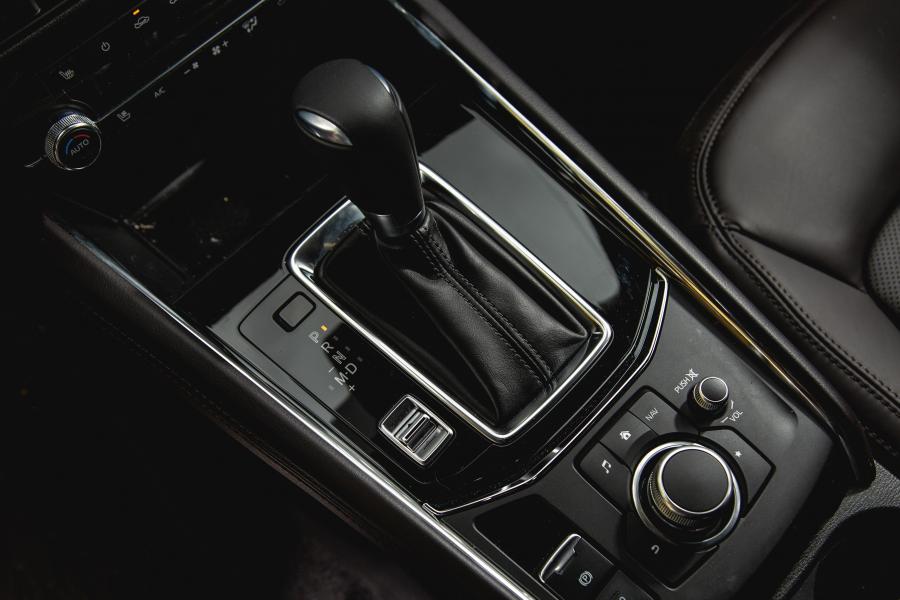 Детали интерьера Mazda CX-5 Signature 2018 года  (NA) (фото 15 из 40)